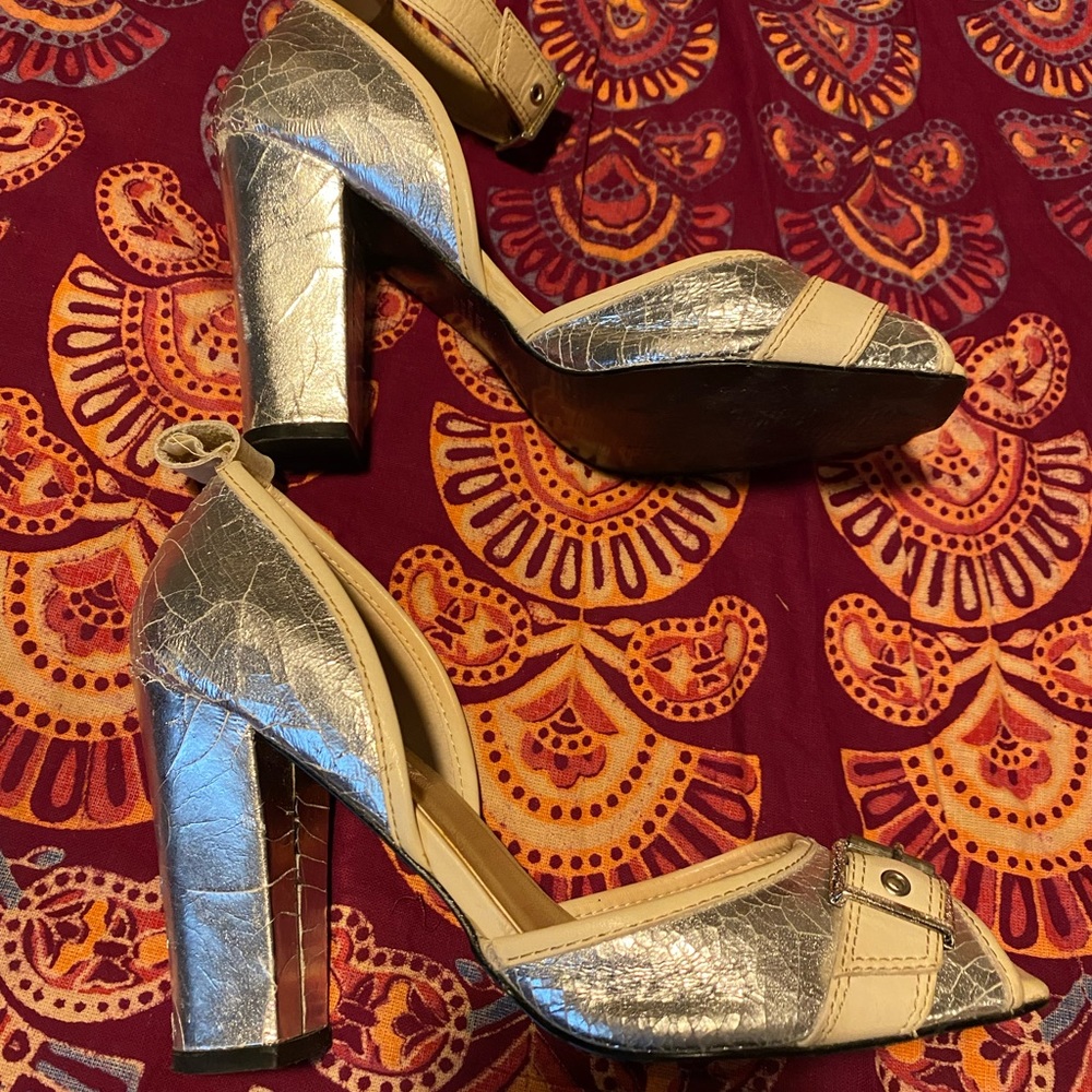 Distressed silver leather shoes with cream accent, wear them two ways!